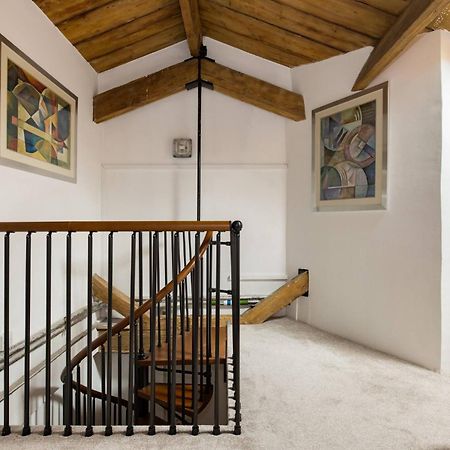 Wild Roses Serviced Apartments - Excel Warehouse 2 Лондон Экстерьер фото