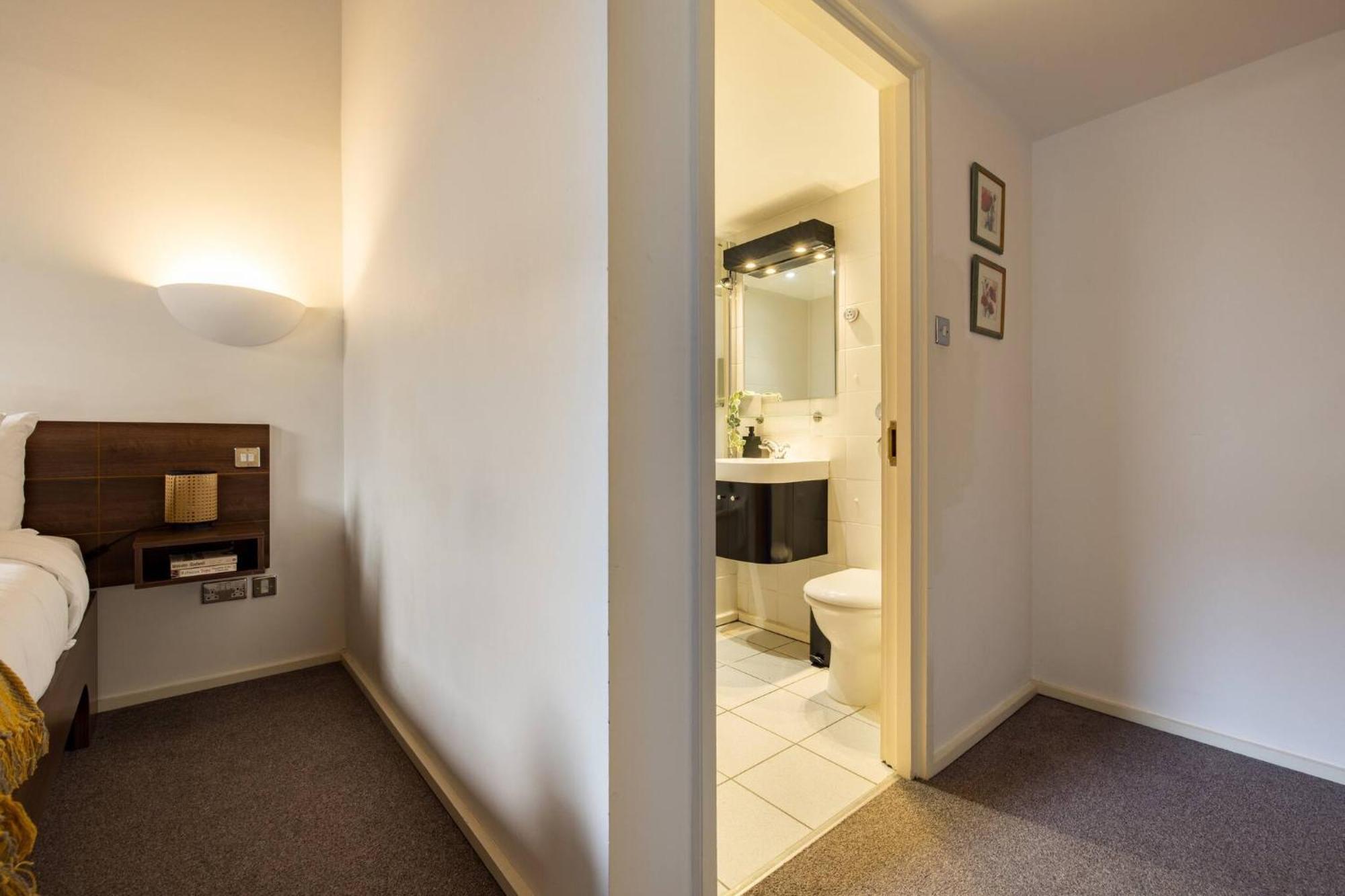 Wild Roses Serviced Apartments - Excel Warehouse 2 Лондон Экстерьер фото